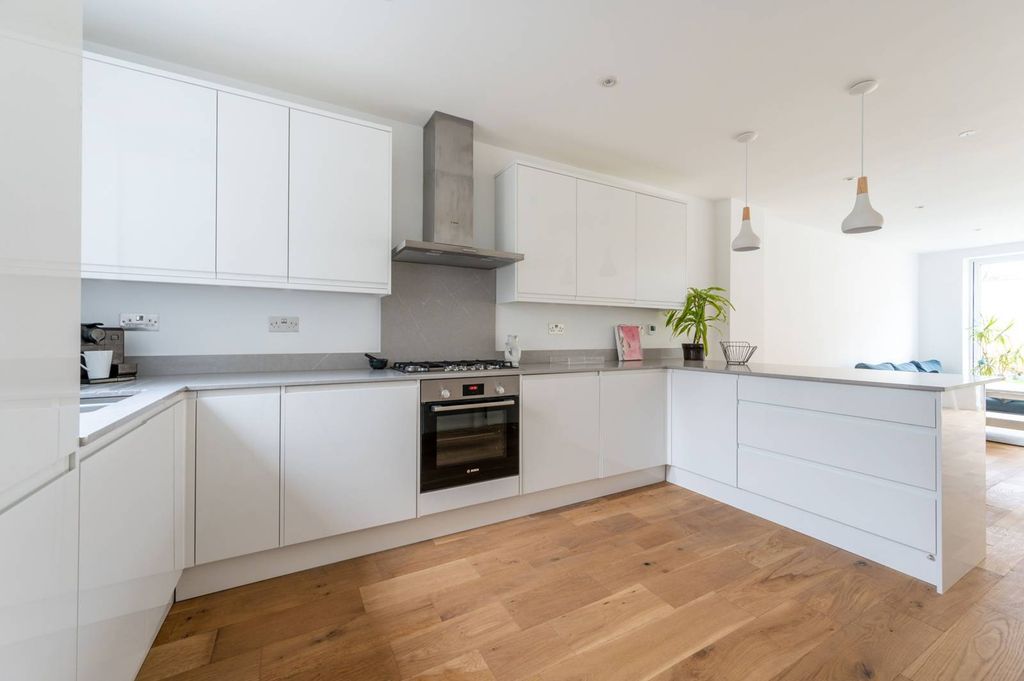 Property photo 3 of 23