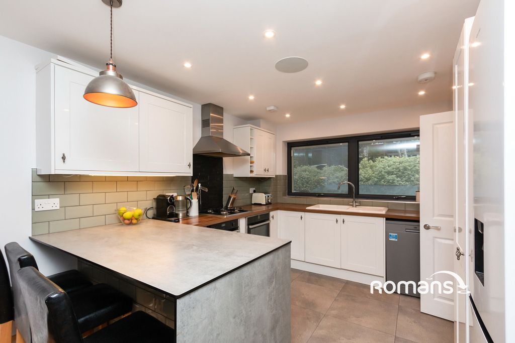 Property photo 3 of 10 Photo