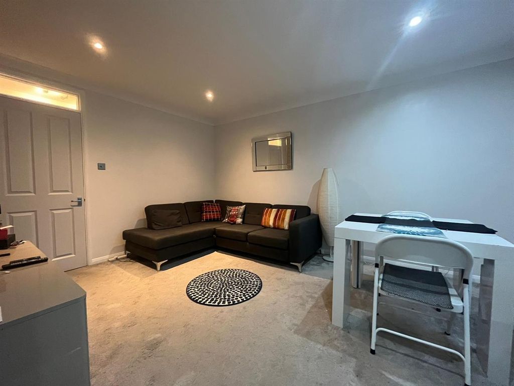 Property photo 3 of 10 Lounge