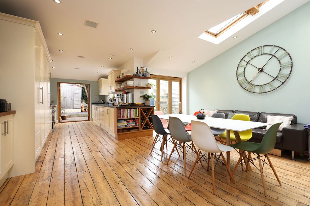 Property photo 2 of 33