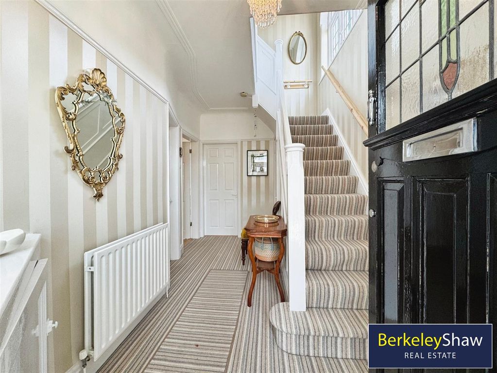 Property photo 3 of 17 Hallway