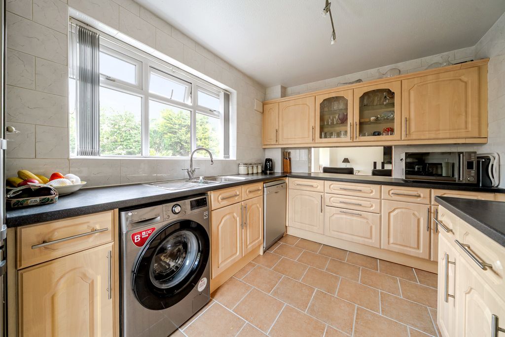 Property photo 3 of 25 Kitchen