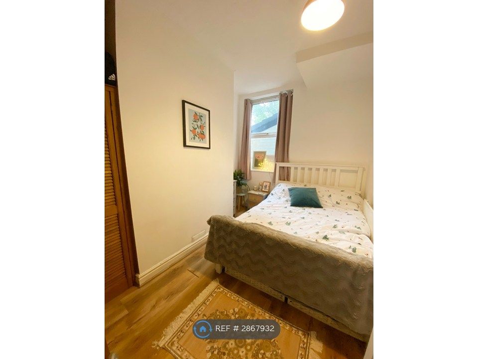 Property photo 3 of 6 Main Bedroom