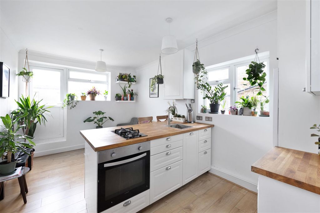 Property photo 2 of 10 Grove Road, E17