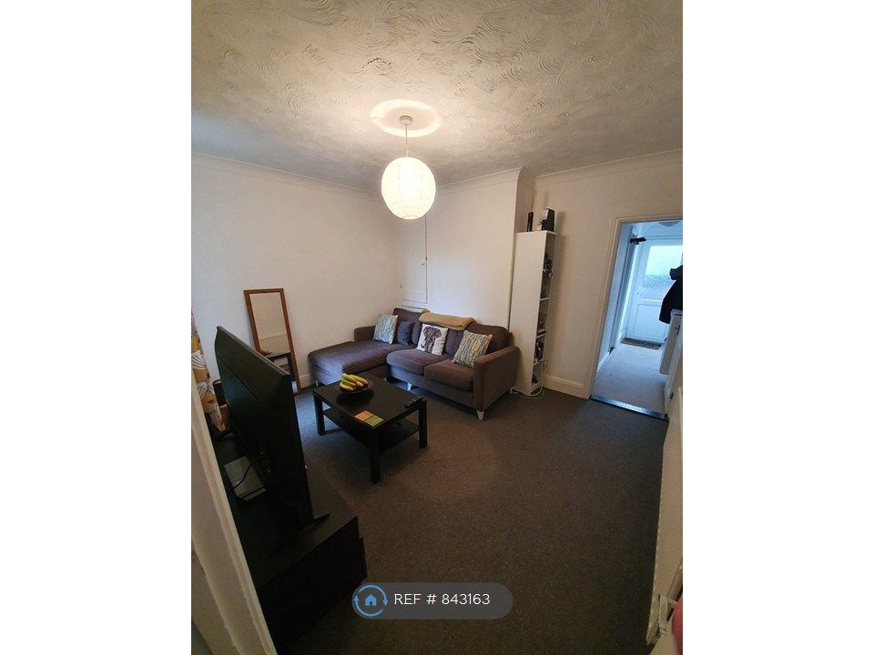 Property photo 1 of 6 Shared Living Room (Furnished)