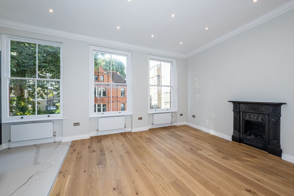 Property photo 3 of 13 Ashburn Place 5@34-001 Lr