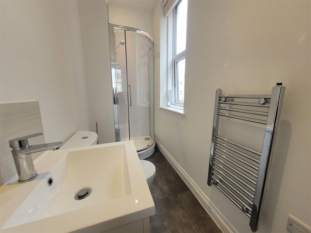 Property photo 3 of 10 Ensuite