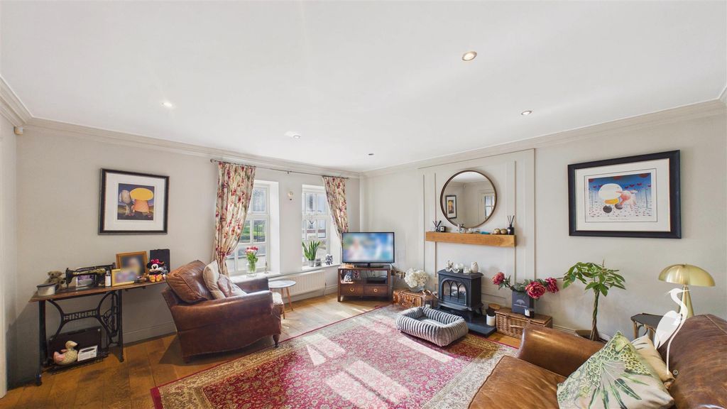 Property photo 2 of 28 Lounge