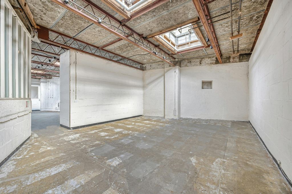 Property photo 3 of 52 Room 1