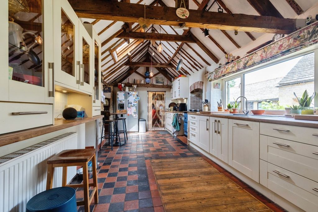 Property photo 3 of 33