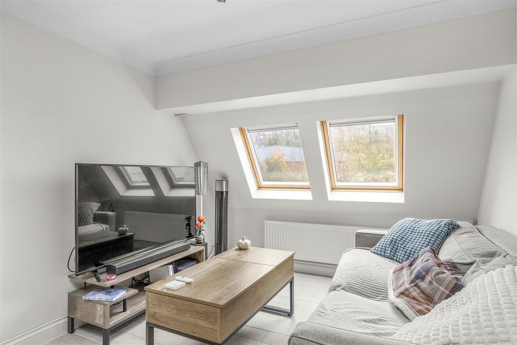 Property photo 3 of 13 Flat 8, Buckingham Place, Bellfield Rd, Hp13 5Hw-2