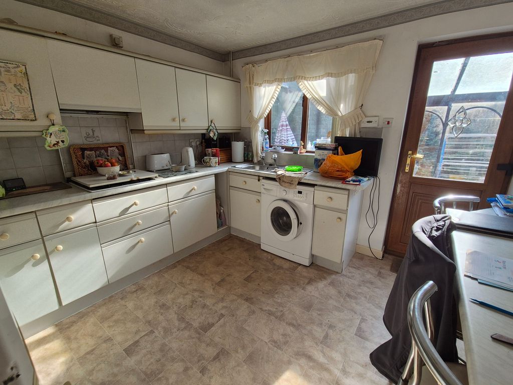 Property photo 3 of 6 Kitchen