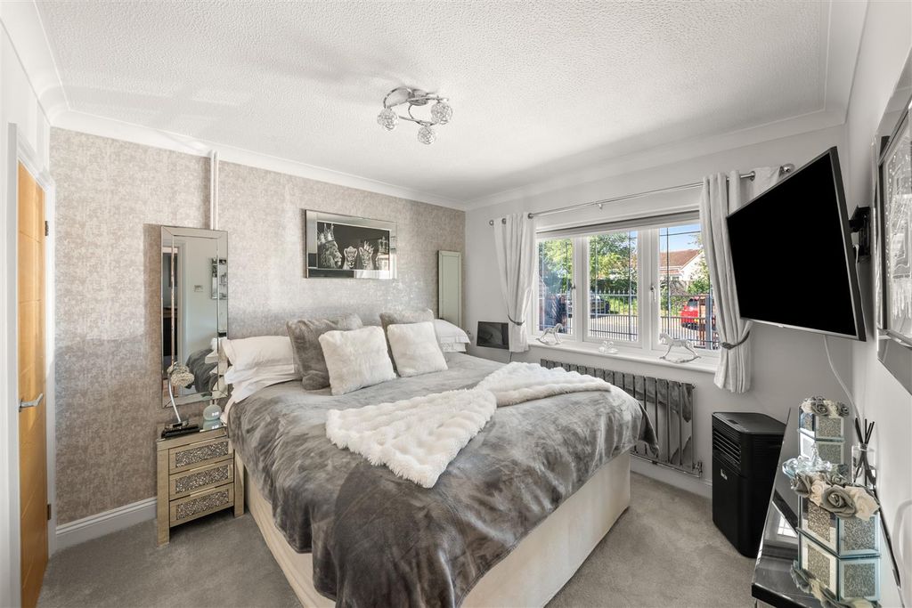 Additional image 8 of 4 bed detached bungalow for salePole Hill Road, Hayes UB4