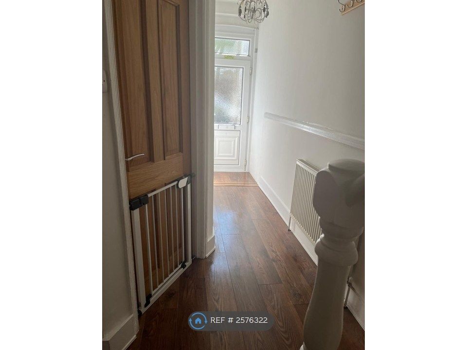 Property photo 3 of 32 Entrance Hall 2