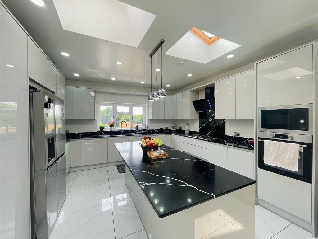 Property photo 1 of 17 Kitchen / Diner