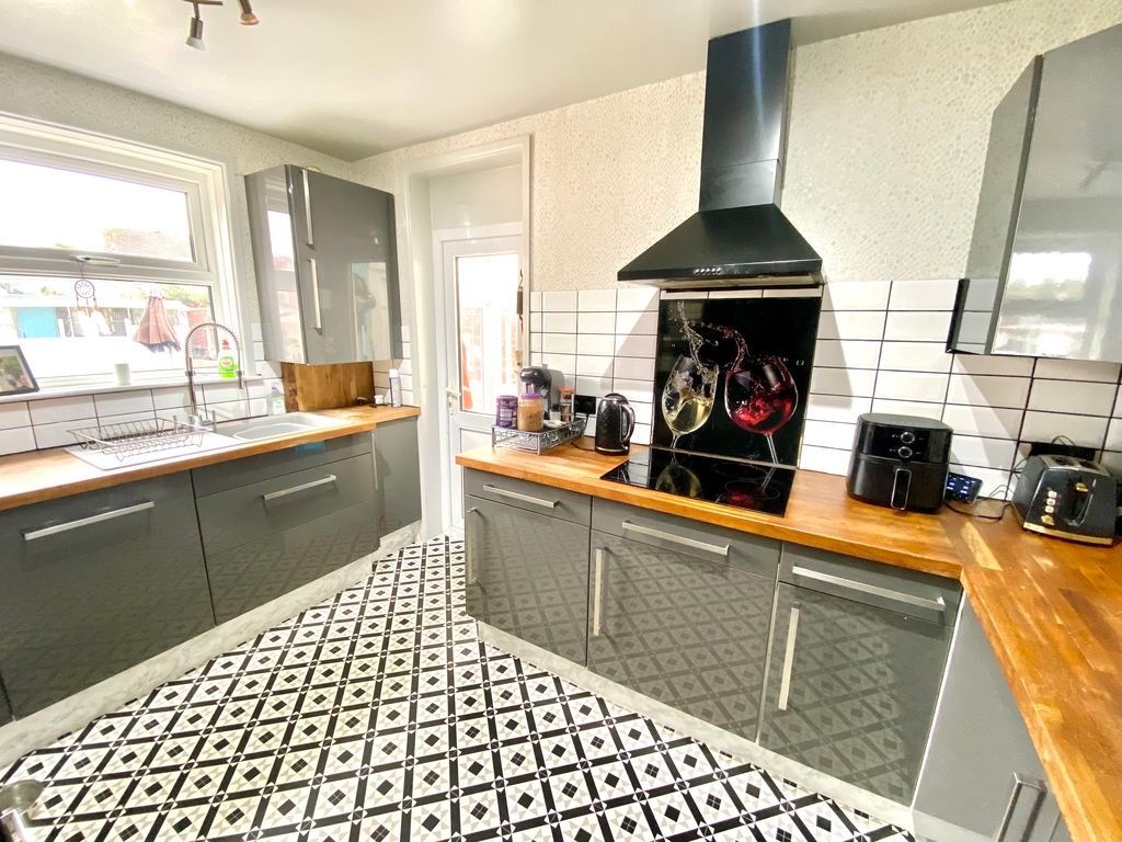 Property photo 3 of 16 Kitchen