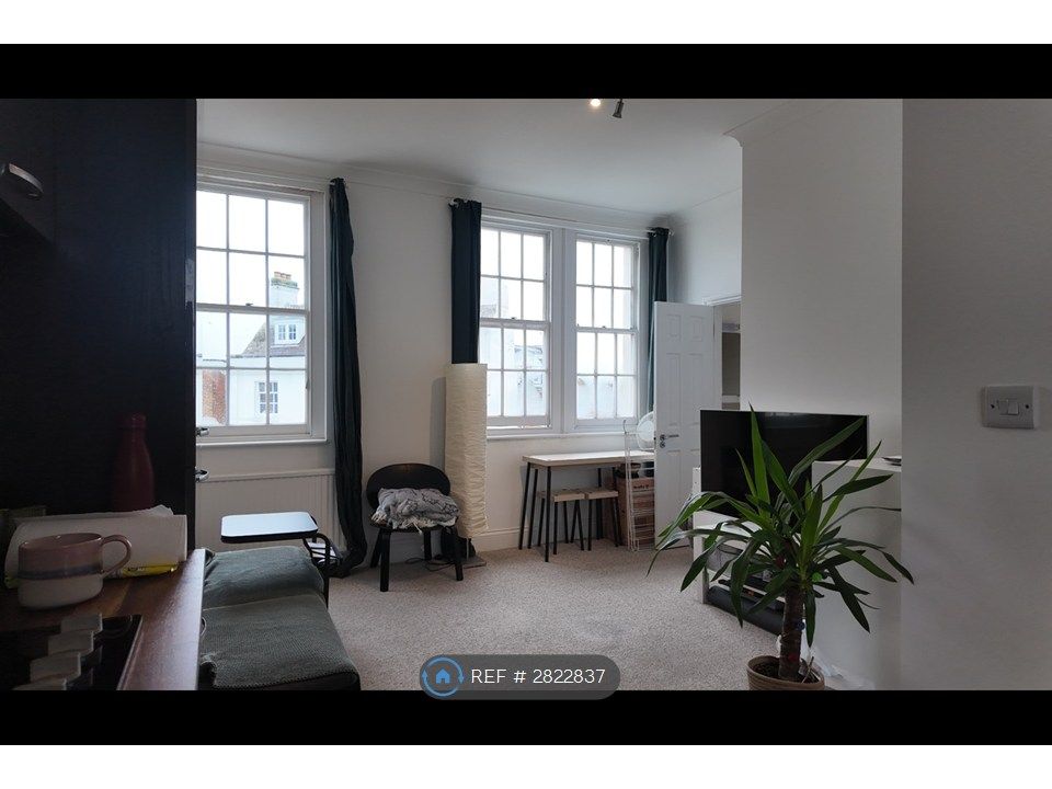 Property photo 3 of 18 Lounge