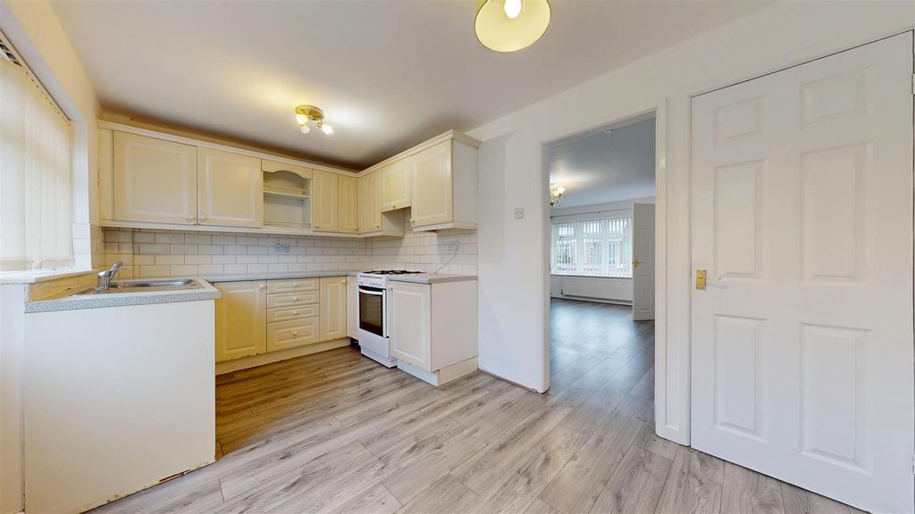 Property photo 3 of 19 Truro Close Kitchen