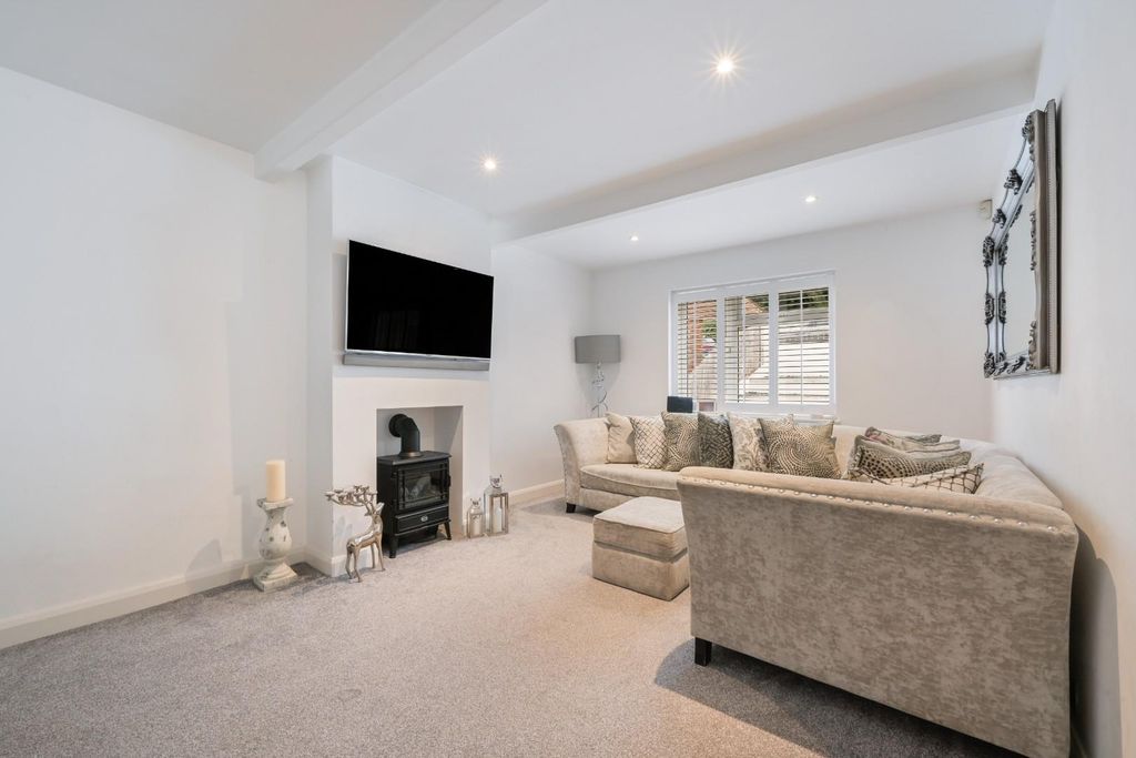 Property photo 3 of 15 Ashurst Road (1).Jpg