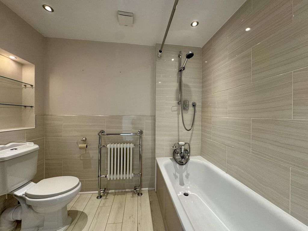Property photo 2 of 10 Bathroom