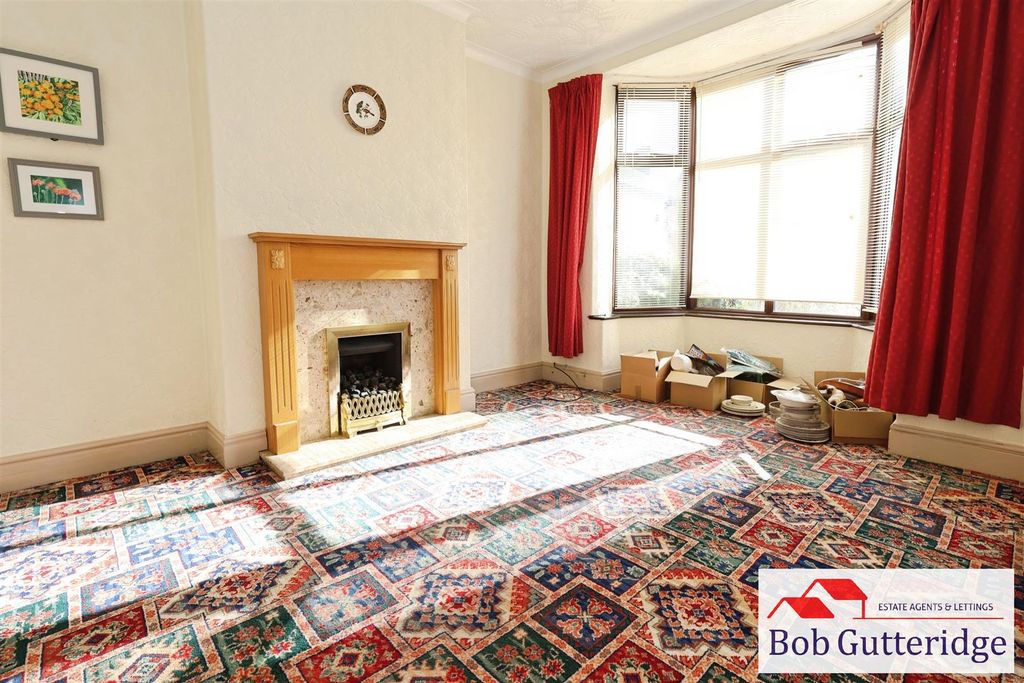 Property photo 2 of 27 Bay Fronted Lounge