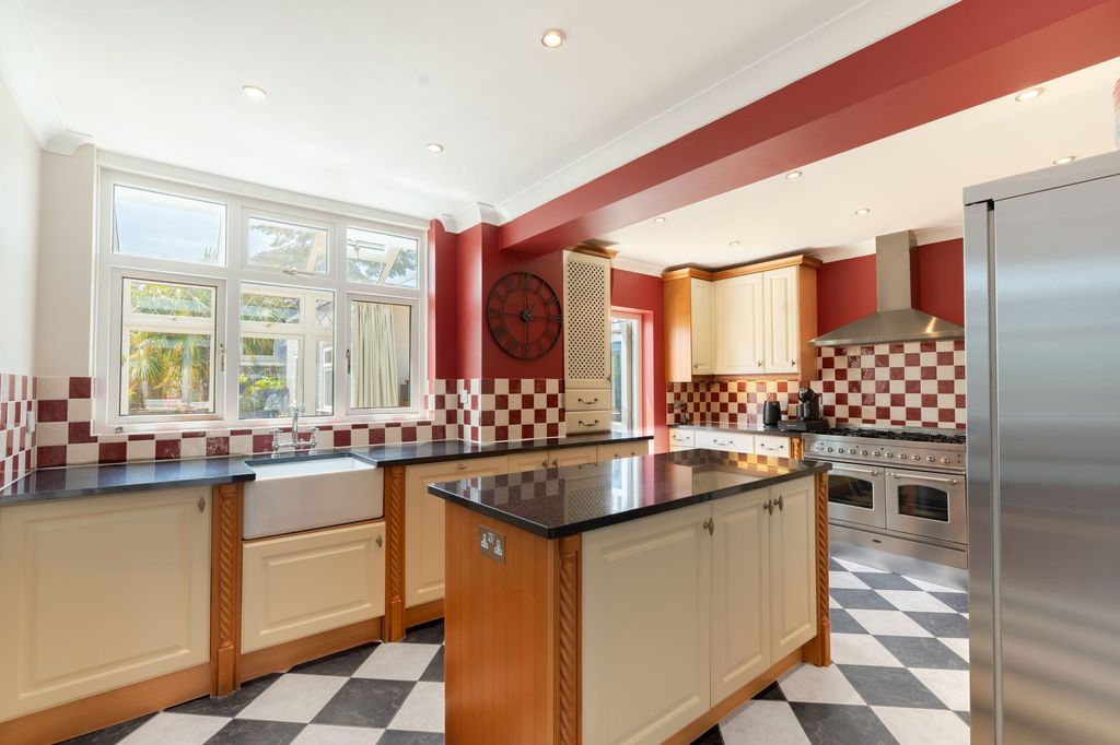 Property photo 2 of 16