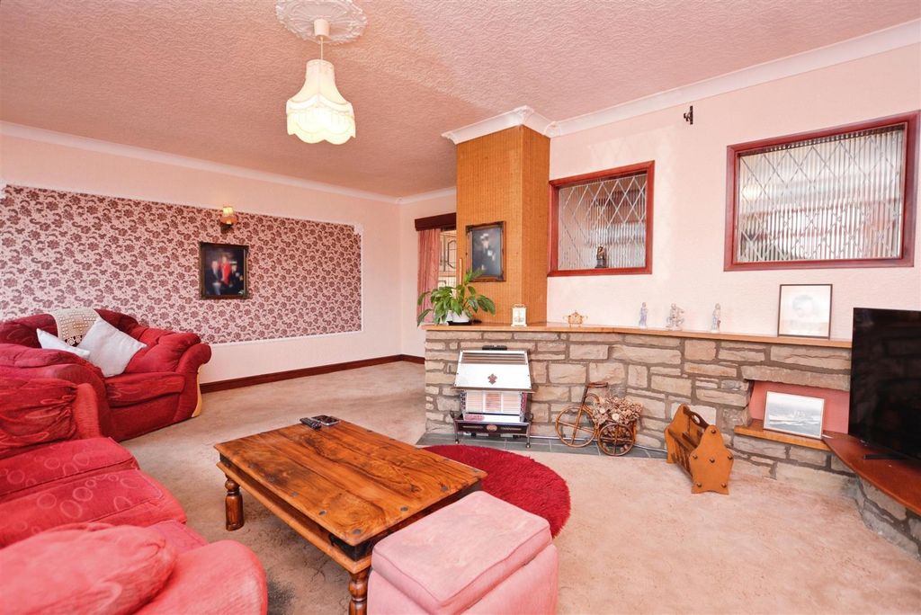 Property photo 2 of 21 Lounge/Diner