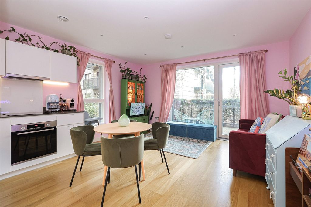 Property photo 1 of 25 Picture No. 11