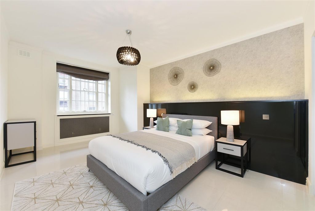 Property photo 3 of 16 Flat 4, 24, Lowndes Square (5).Jpg