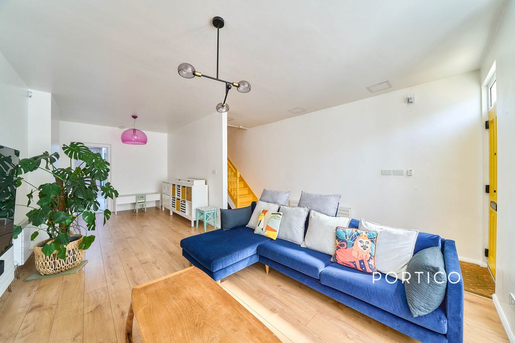 Property photo 2 of 18