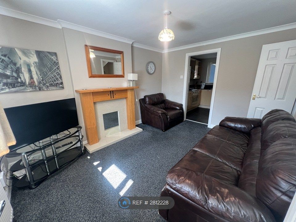 Property photo 1 of 18 Living Room