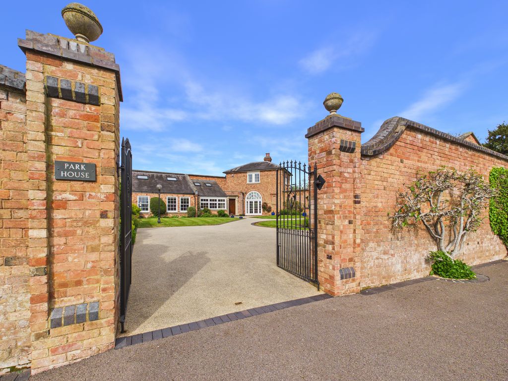 4 bed detached house for saleClopton House Gardens, Stratford-Upon-Avon CV37