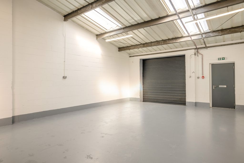 Property photo 3 of 16 8688973-Interior02-800