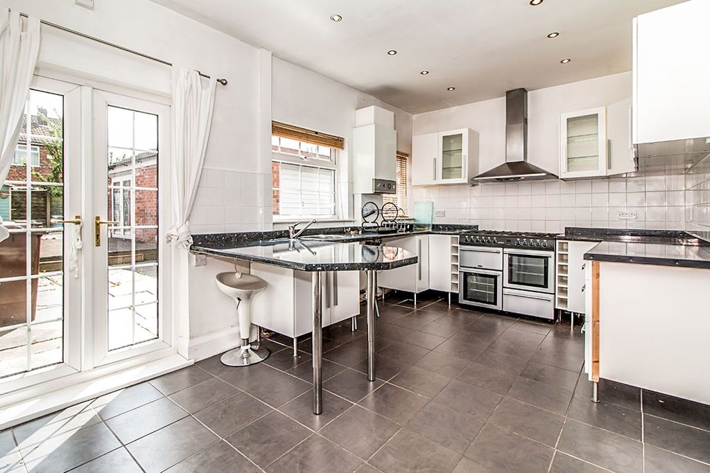 Property photo 3 of 6 Kitchen