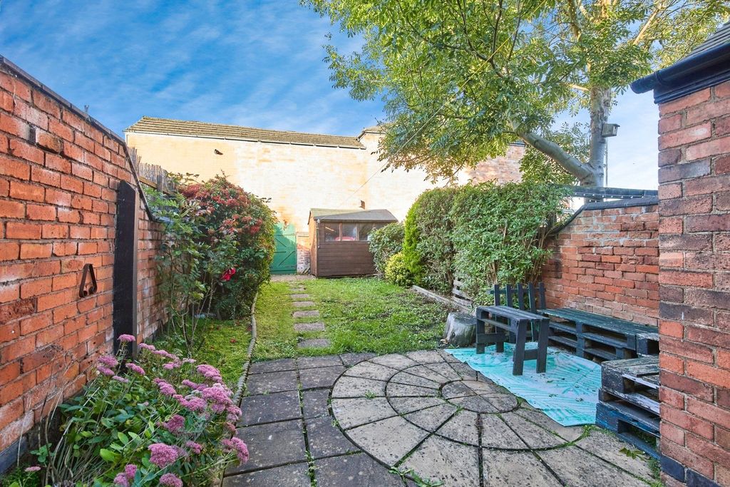 Property photo 2 of 18 Garden