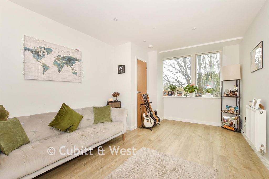 Property photo 1 of 8 Kitchen/ Lounge