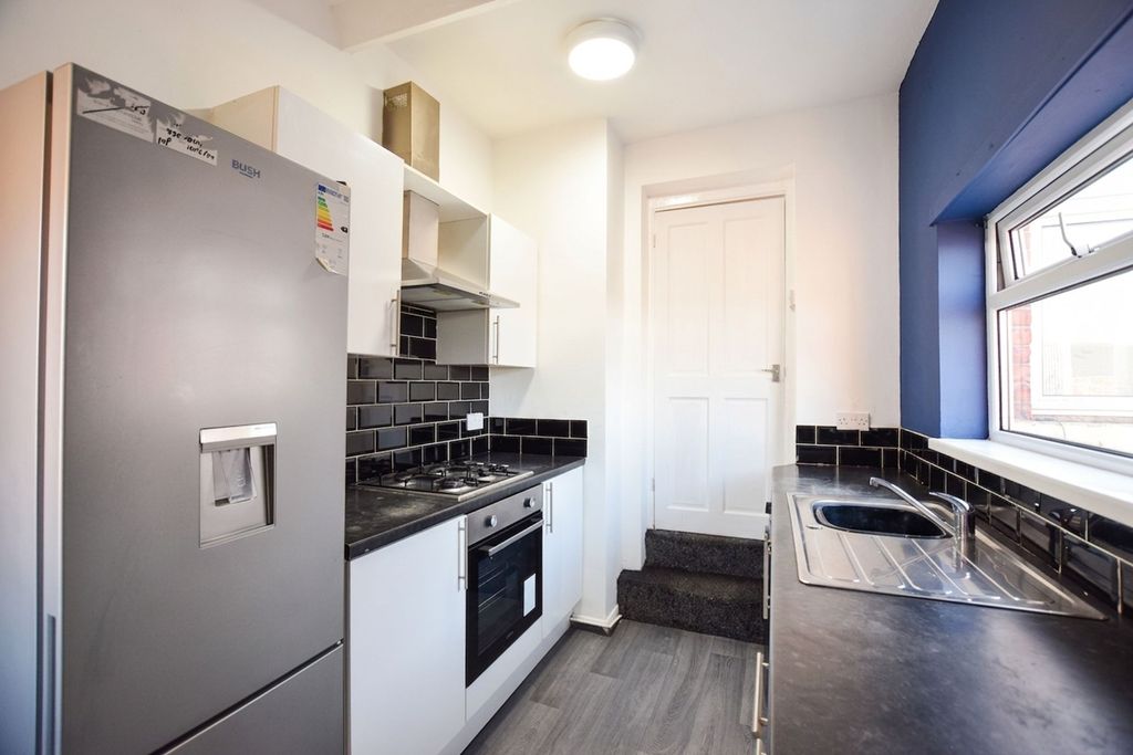 Property photo 1 of 8 Kitchen
