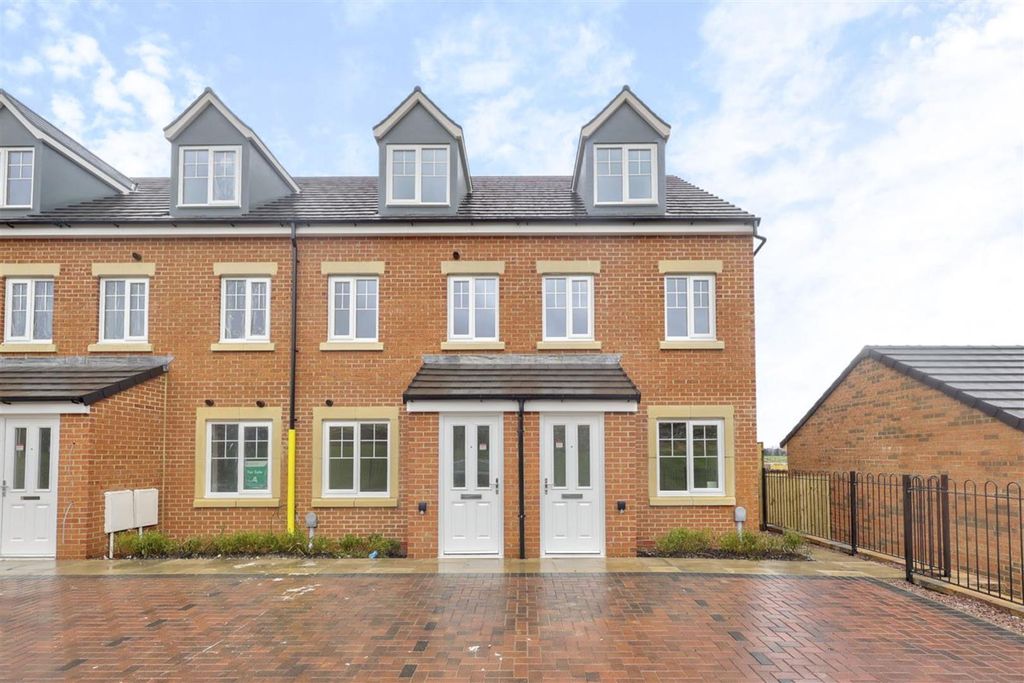 Property photo 1 of 16 305 Swindale Gardens