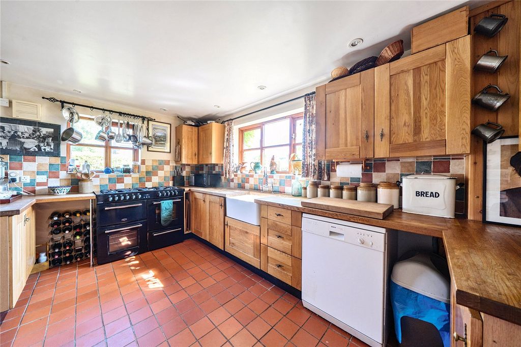 Property photo 3 of 19 Kitchen