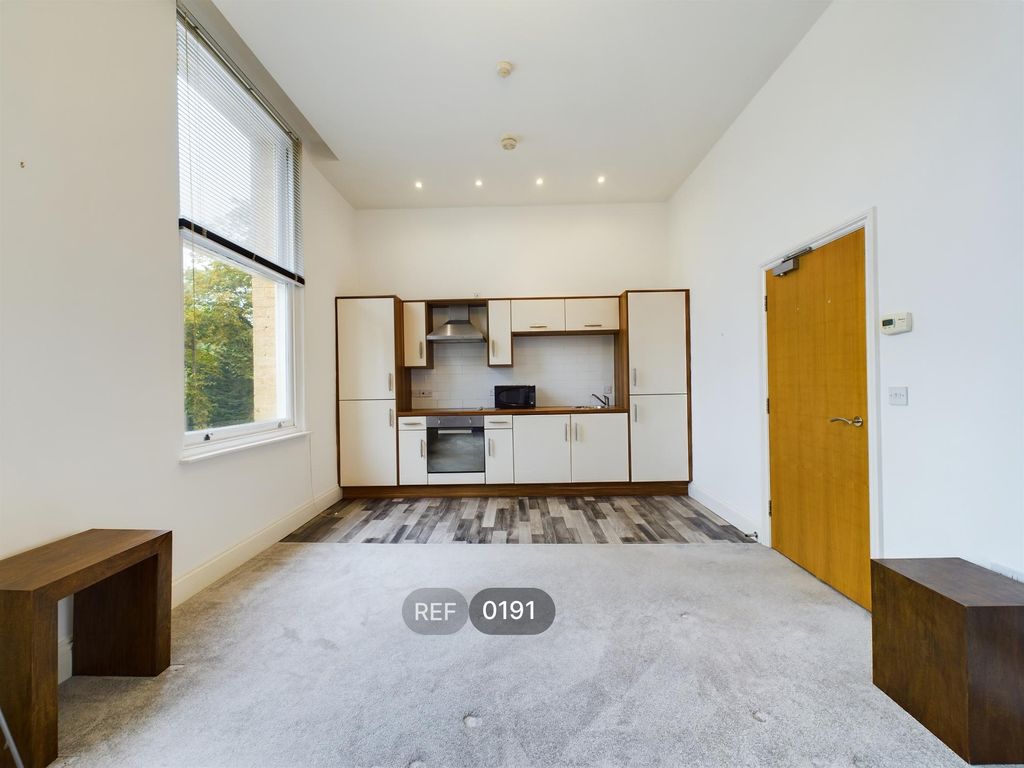 Property photo 2 of 10 Kitchen / Living Area