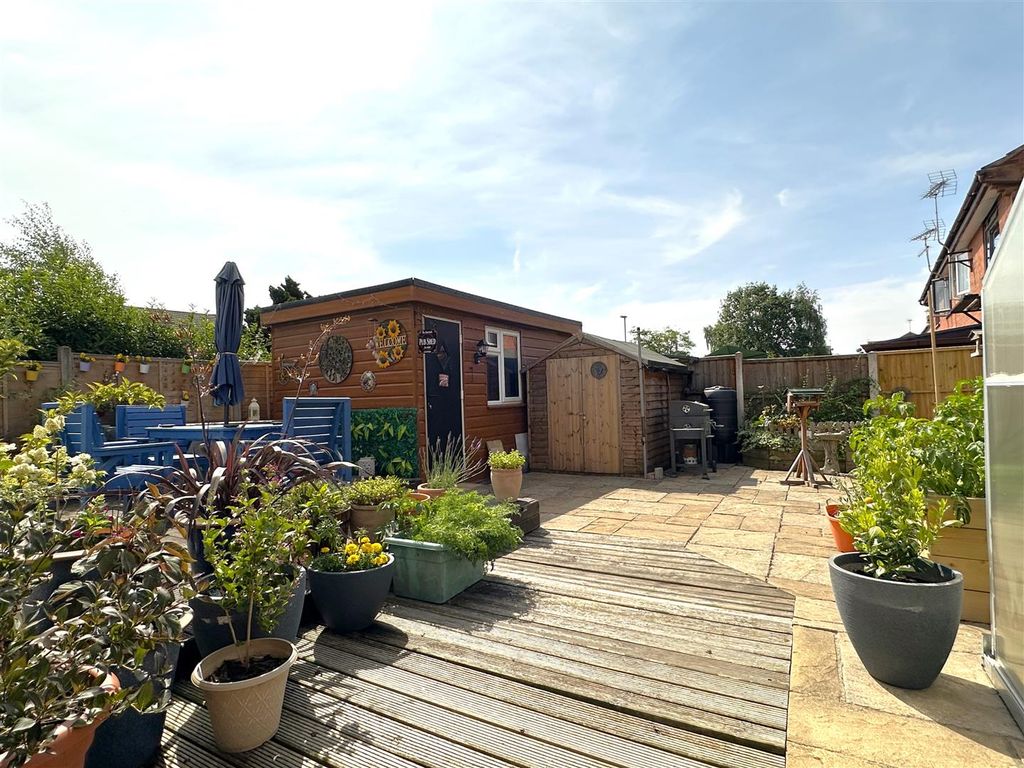 Property photo 3 of 28 Beautifully Landscaped Garden 315