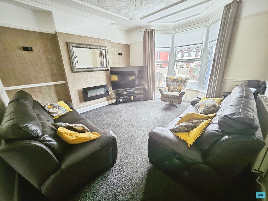 Property photo 3 of 18 Lounge