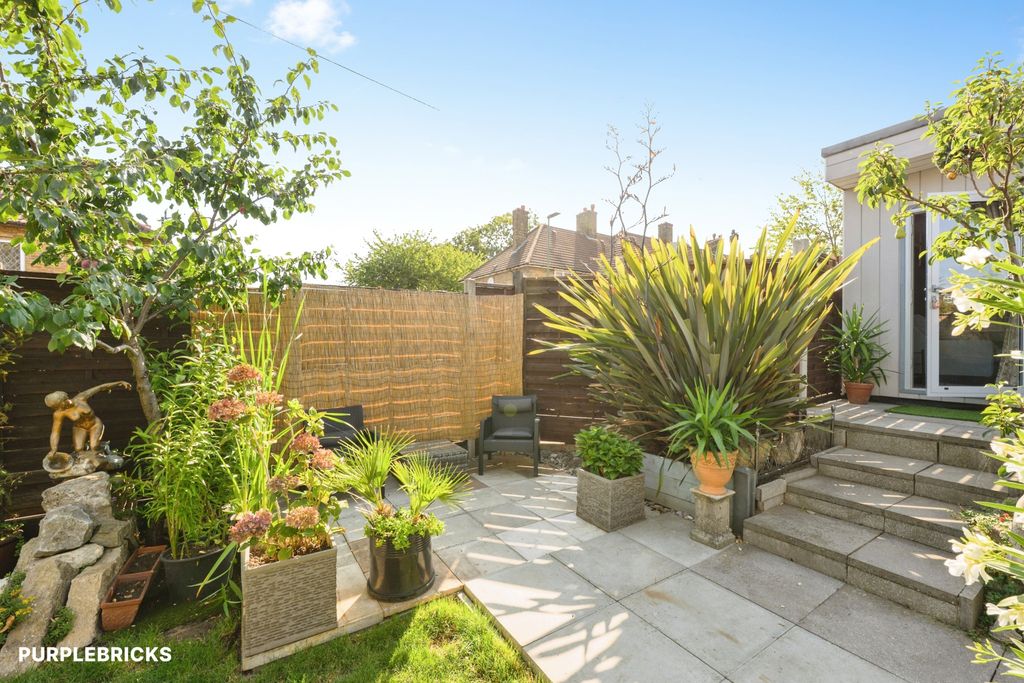 Property photo 3 of 25 Landscaped  Gardens