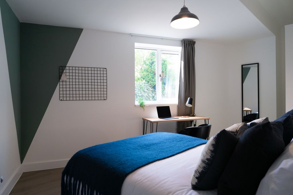 Property photo 3 of 6 A Stylish And Bright Double Bedroom Featuring A Co...