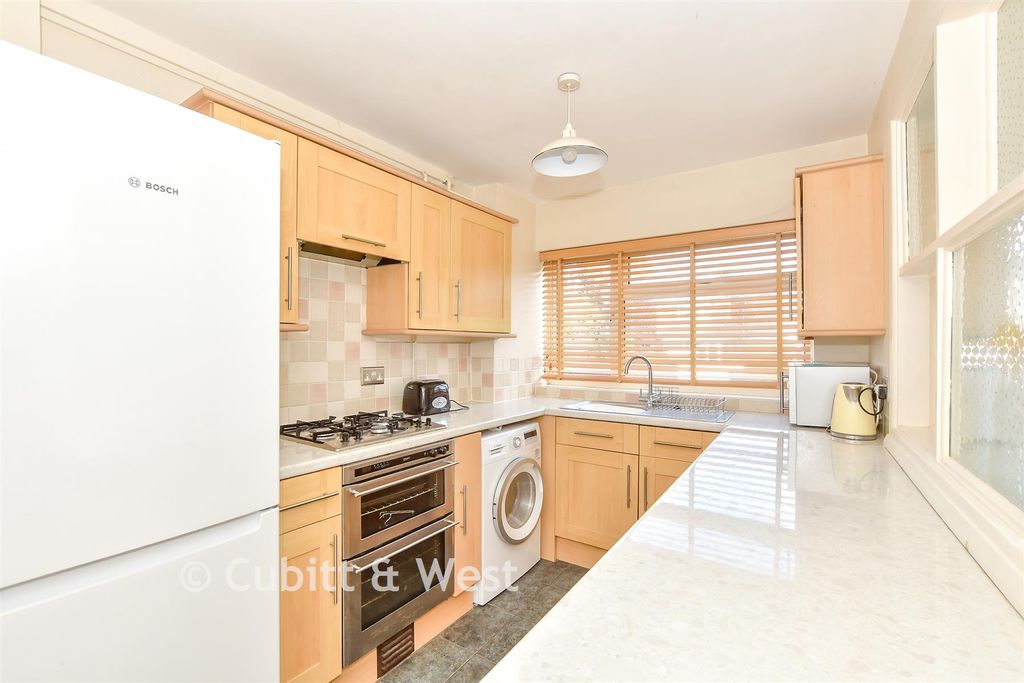 Property photo 3 of 10 Kitchen