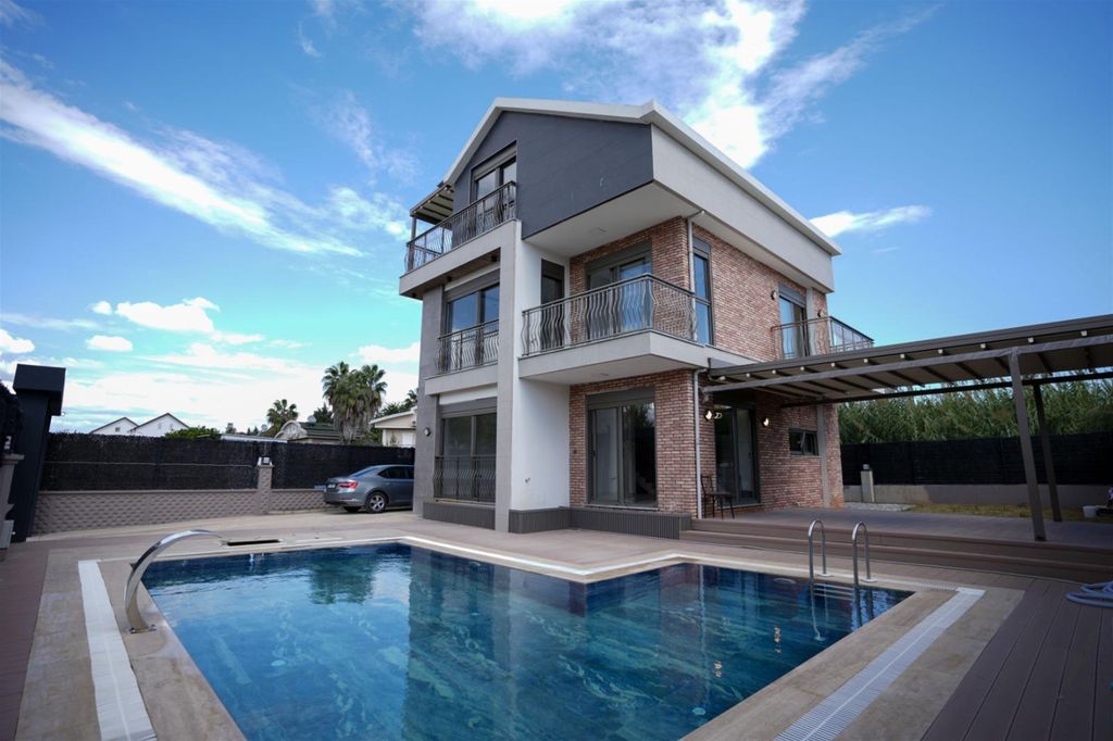 Property photo 1 of 24 Breathtaking Belek Villa For Sale In Antalya - Main View Of The Villa And Private Pool