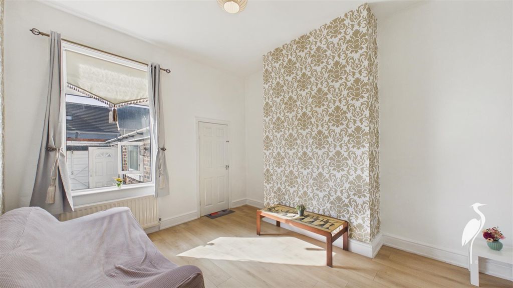 Property photo 2 of 15 Lounge