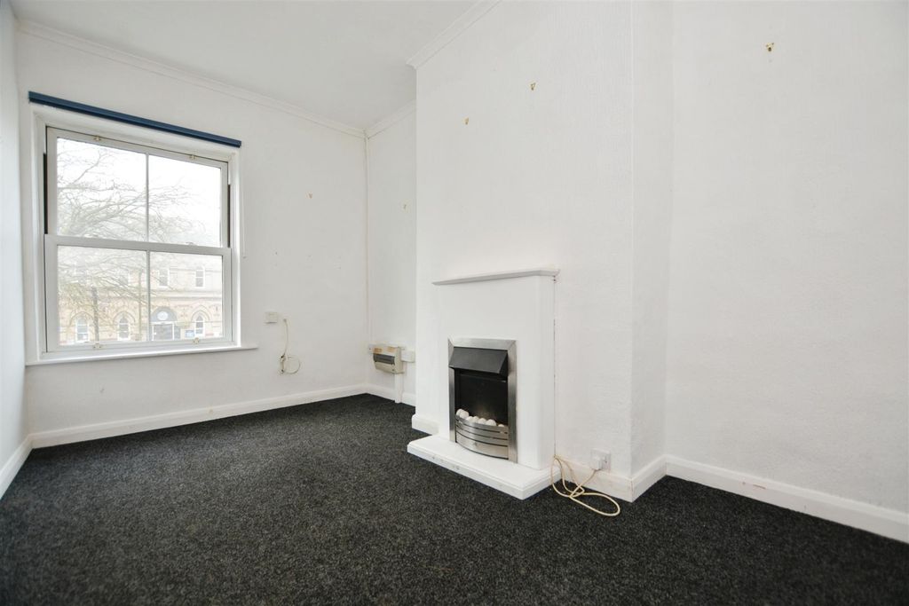 Property photo 3 of 10 Lounge