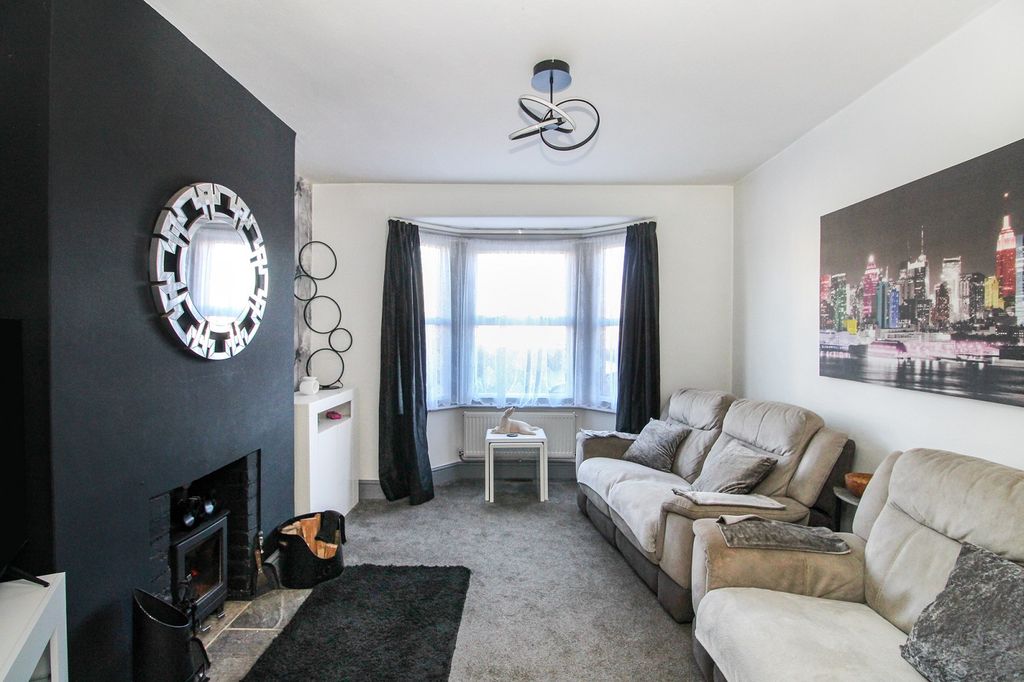 Property photo 3 of 15 Lounge