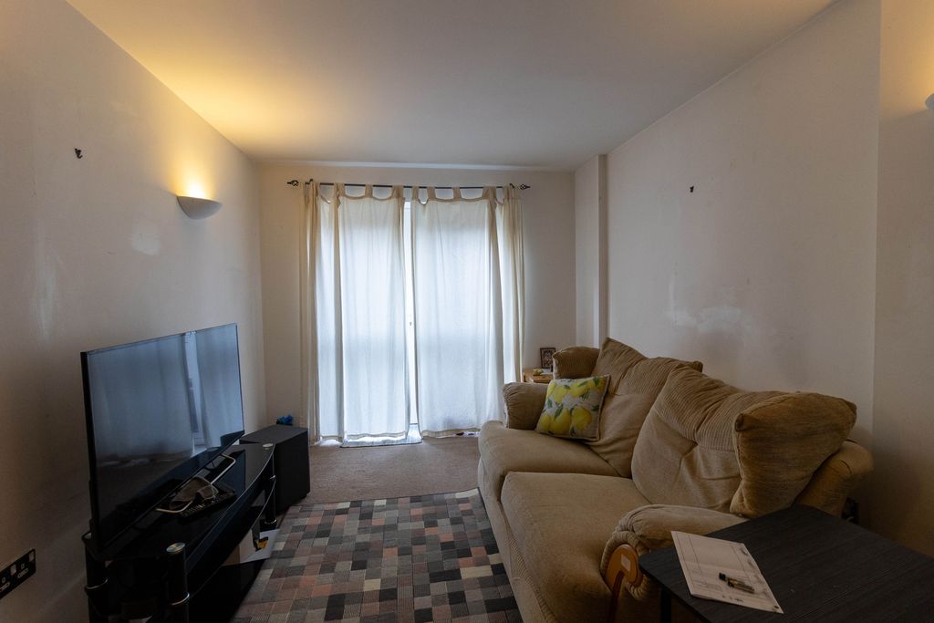 Property photo 3 of 15 Lounge